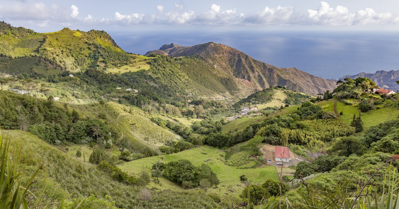 grüne Berge und Täler auf der Insel Sankt Helena