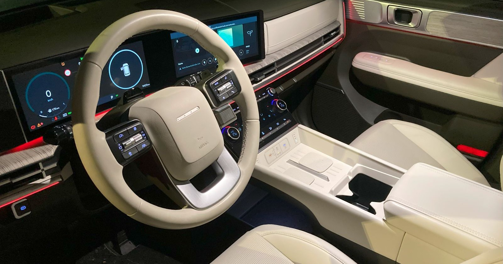 Hellbraune Sitze, das Lenkrad in der selben Farbe. Das Innere des Santa Fe setzt auf Helligkeit.