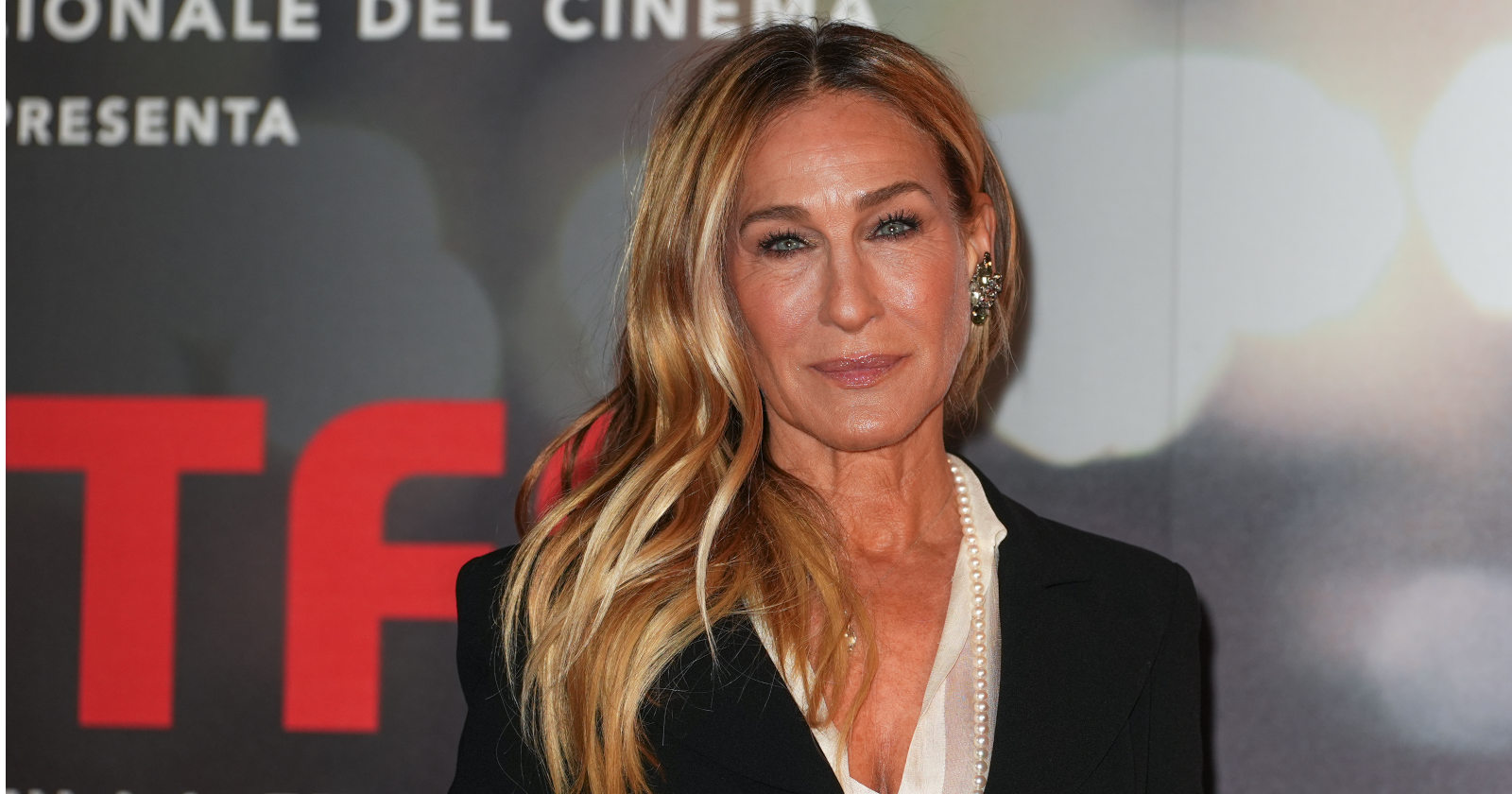 Blonde Frau lacht in die Kamera