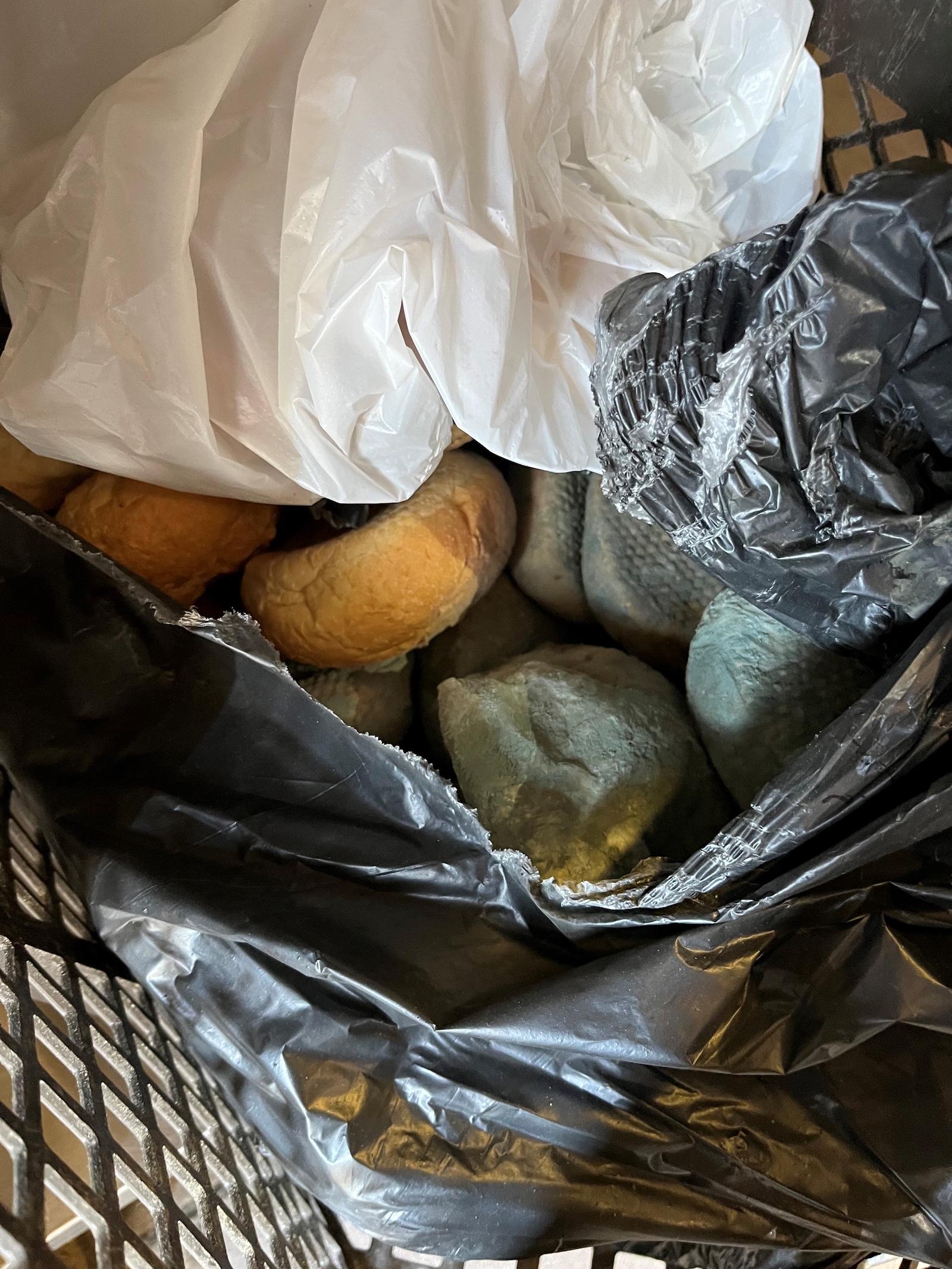 In der Fleischerei wurde auch schimmeliges Brot gefunden.