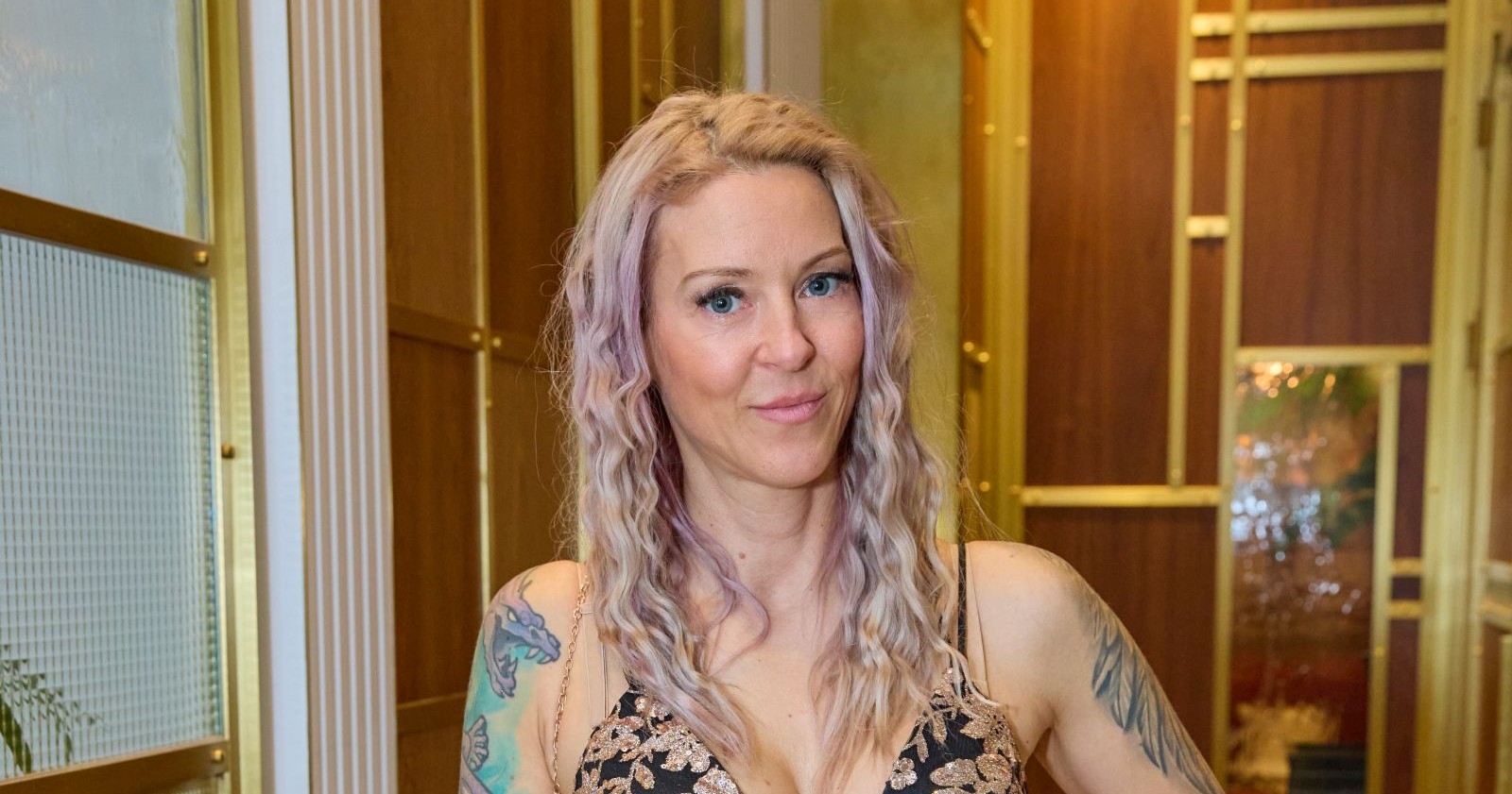 Simone Lugner mit ernstem Gesichtsausdruck