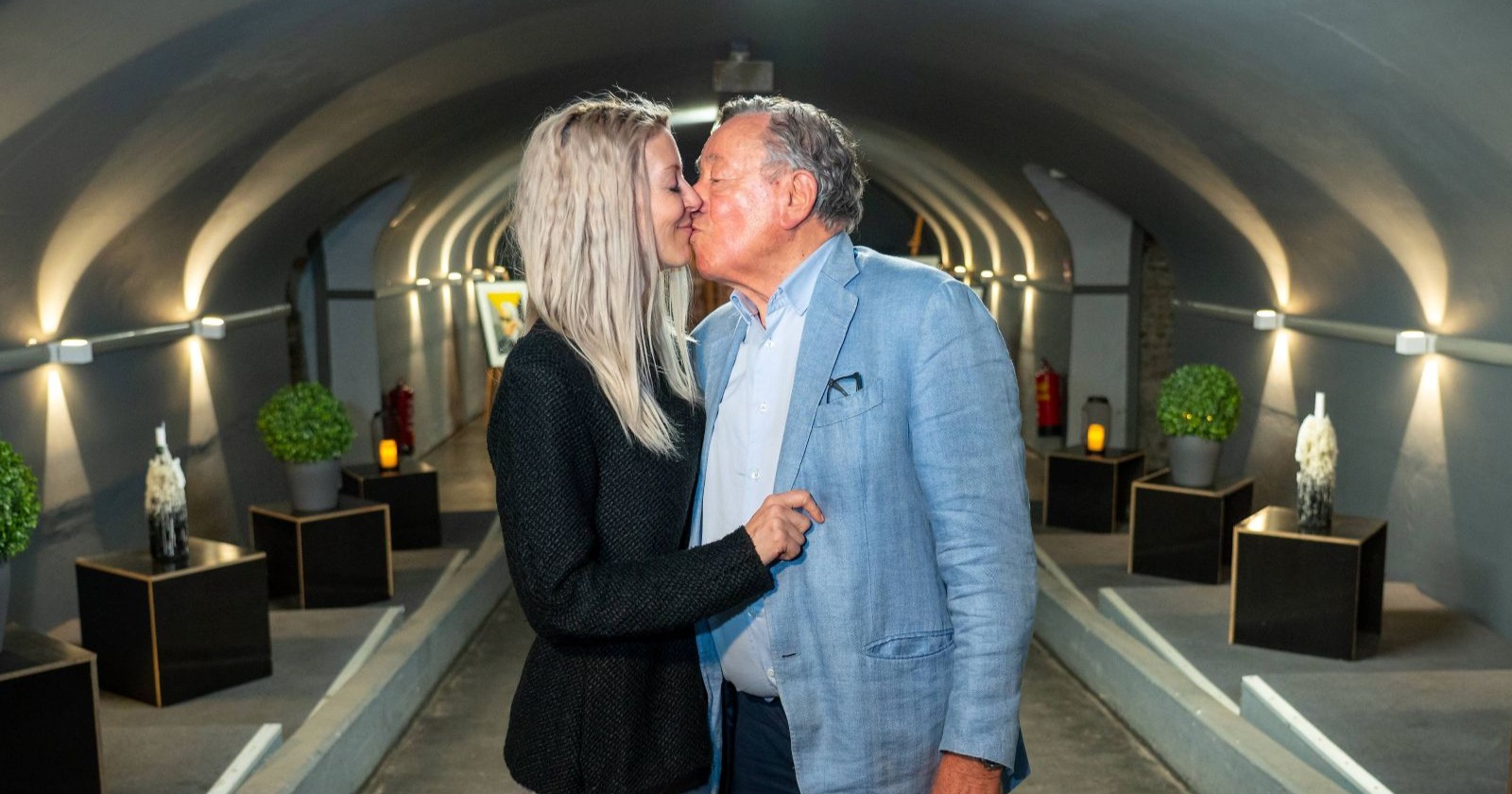 Simone und Richard Lugner küssen sich.