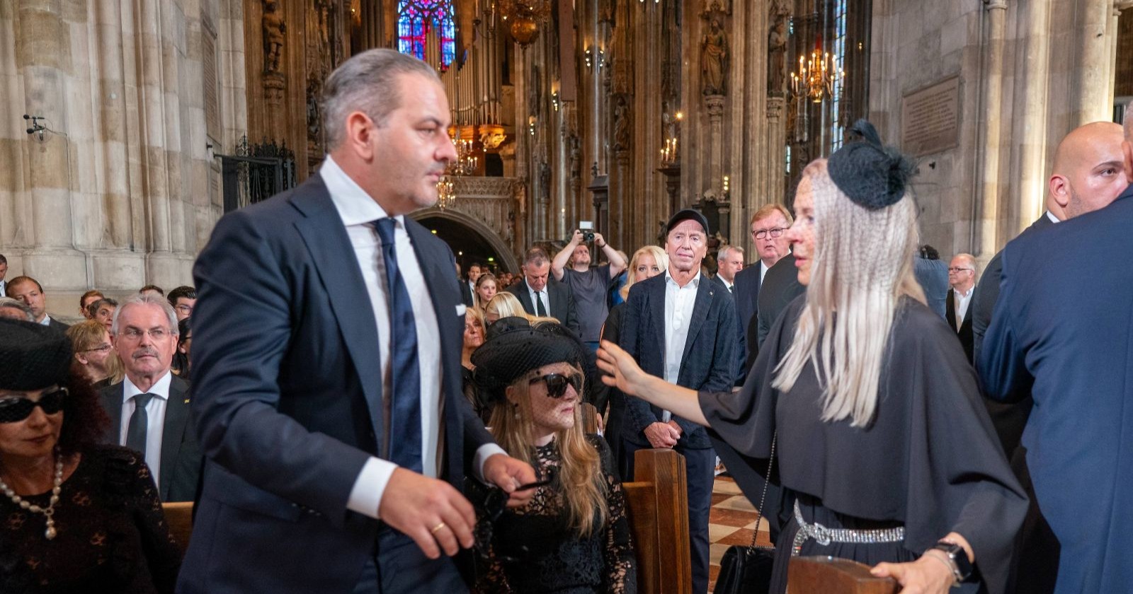 Simone und Leo Lugner begrüßen sich