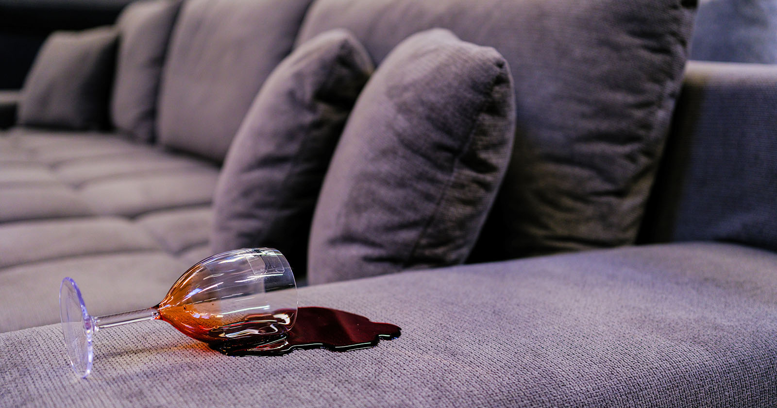 Sofa mit einem Rotweinfleck | Credit: iStock.com/Oleh Makarov