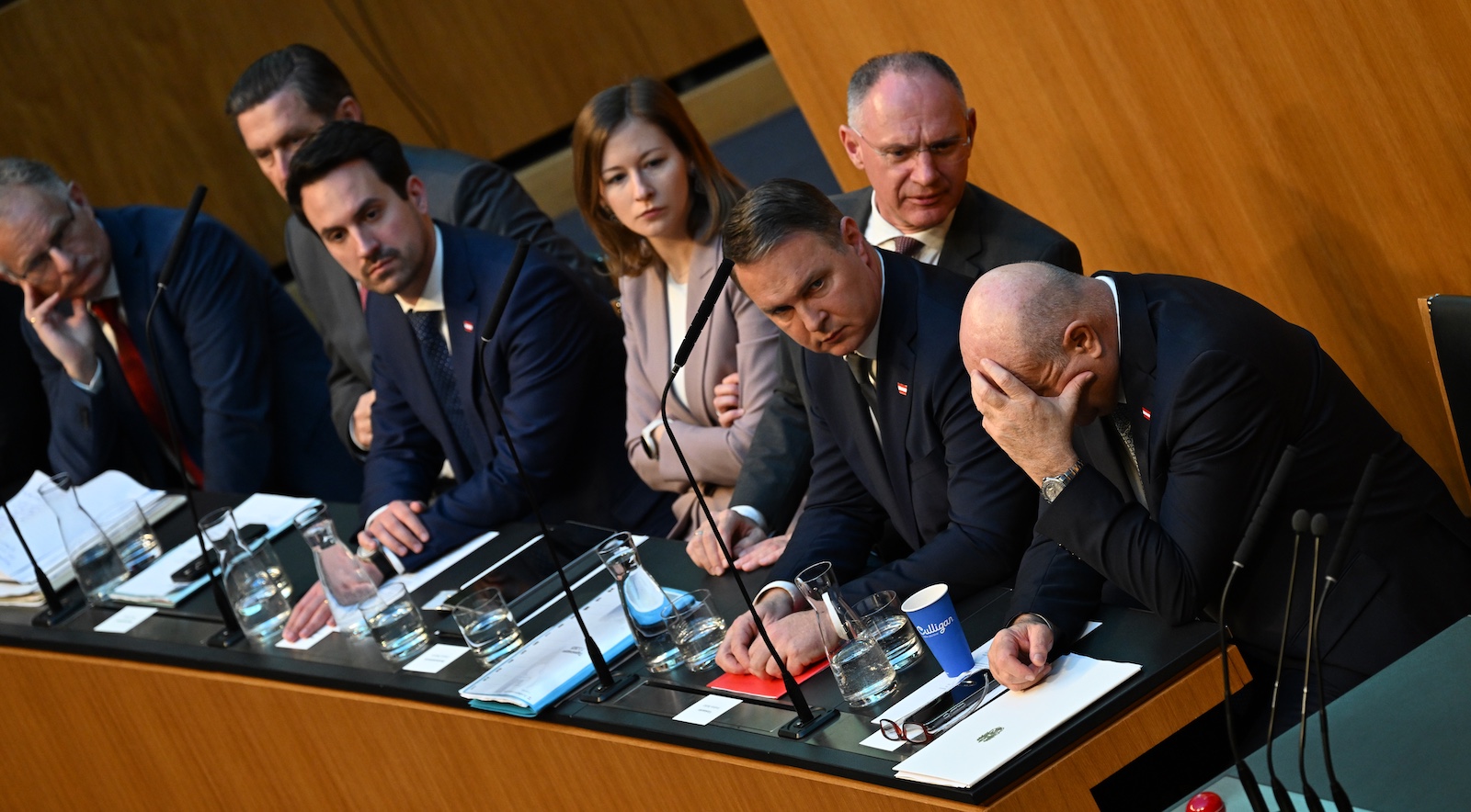 (v.l.) Finanzminister Markus Marterbauer (SPÖ), Umweltminister Peter Hanke (SPÖ), Bildungsminister Christoph Wiederkehr (NEOS), Innenminister Gerhard Karner (ÖVP) , Vizekanzler Andreas Babler (SPÖ) und Bundeskanzler Christian Stocker (ÖVP) auf der Regierungsbank am Freitag, 7. März 2025, anl. einer Sondersitzung des Nationalrats mit Regierungserklärung im Parlament in Wien