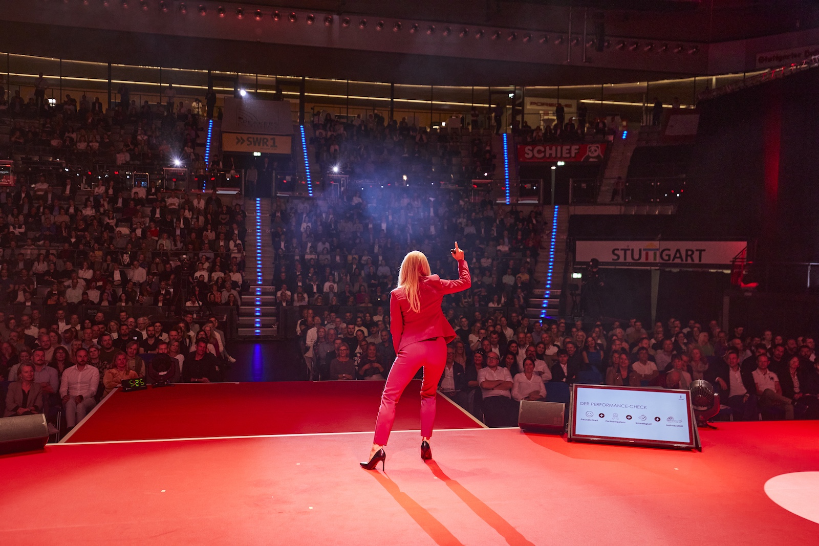Maria Theresa Schinnerl von hinten auf der Bühne.