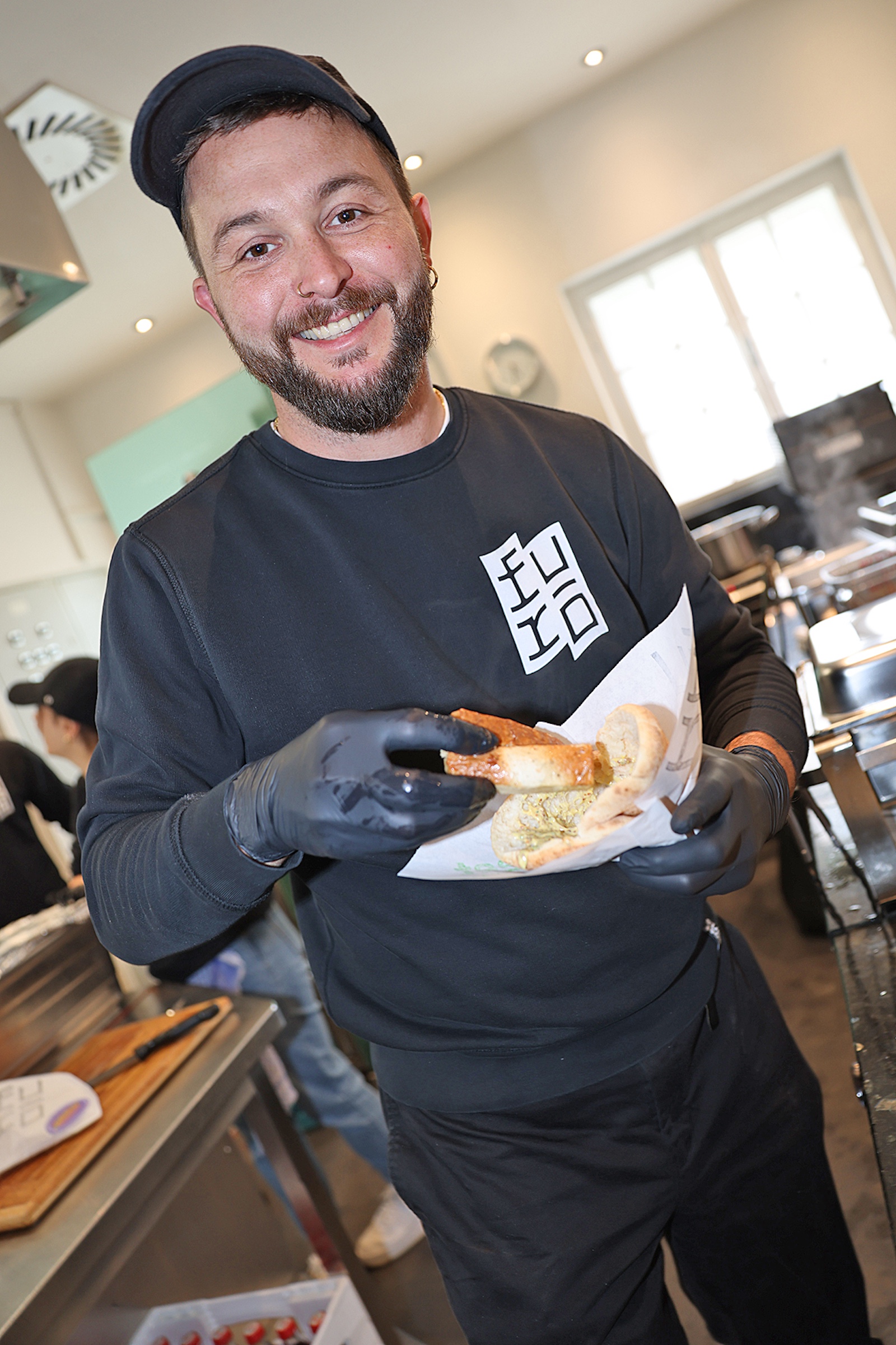 Martin Eder vom Restaurant &quot;furo&quot; mit einer Bosna-Kreation.