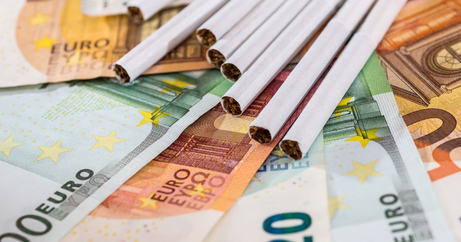 Zigaretten auf Euroscheinen liegend