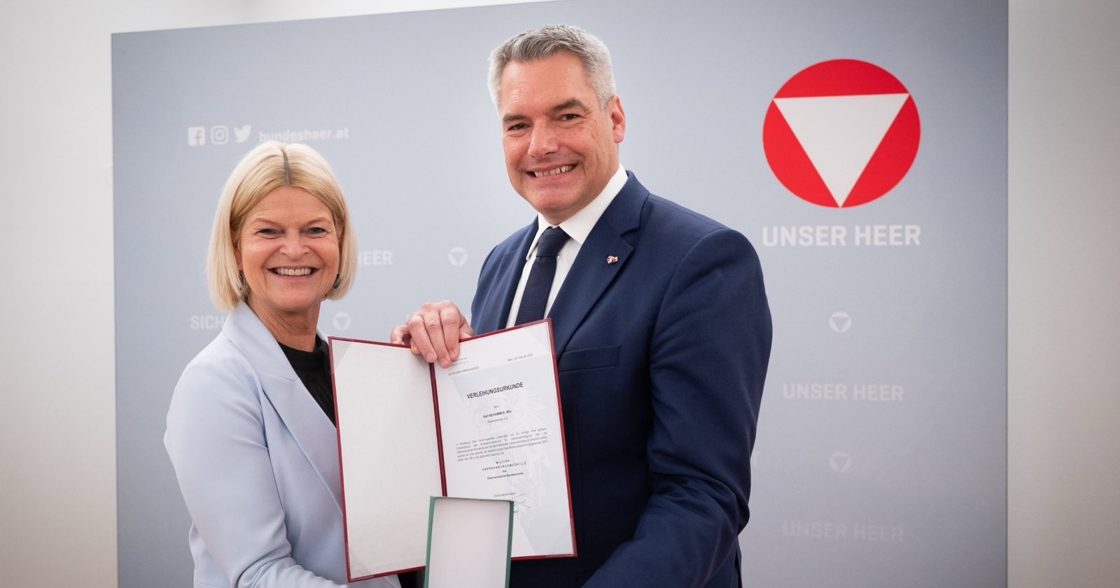 Verteidigungsministerin Tanner übergibt die &quot;Militär-Anerkennungsmedaille&quot; an Ex-Kanzler Karl Nehammer.