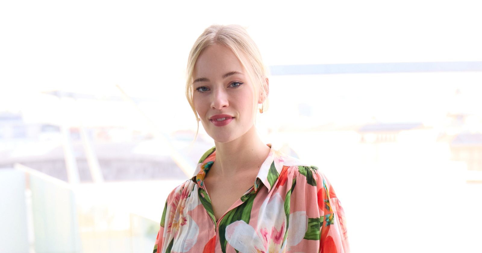 Valerie Huber in einer Bluse