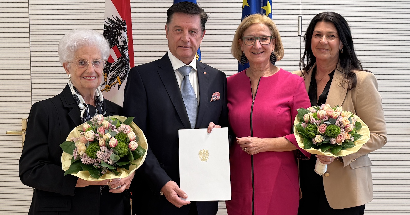 Gerhard Hrebicek im Kreis seiner Familien und Landeshauptfrau Johanna Mikl-Leitner