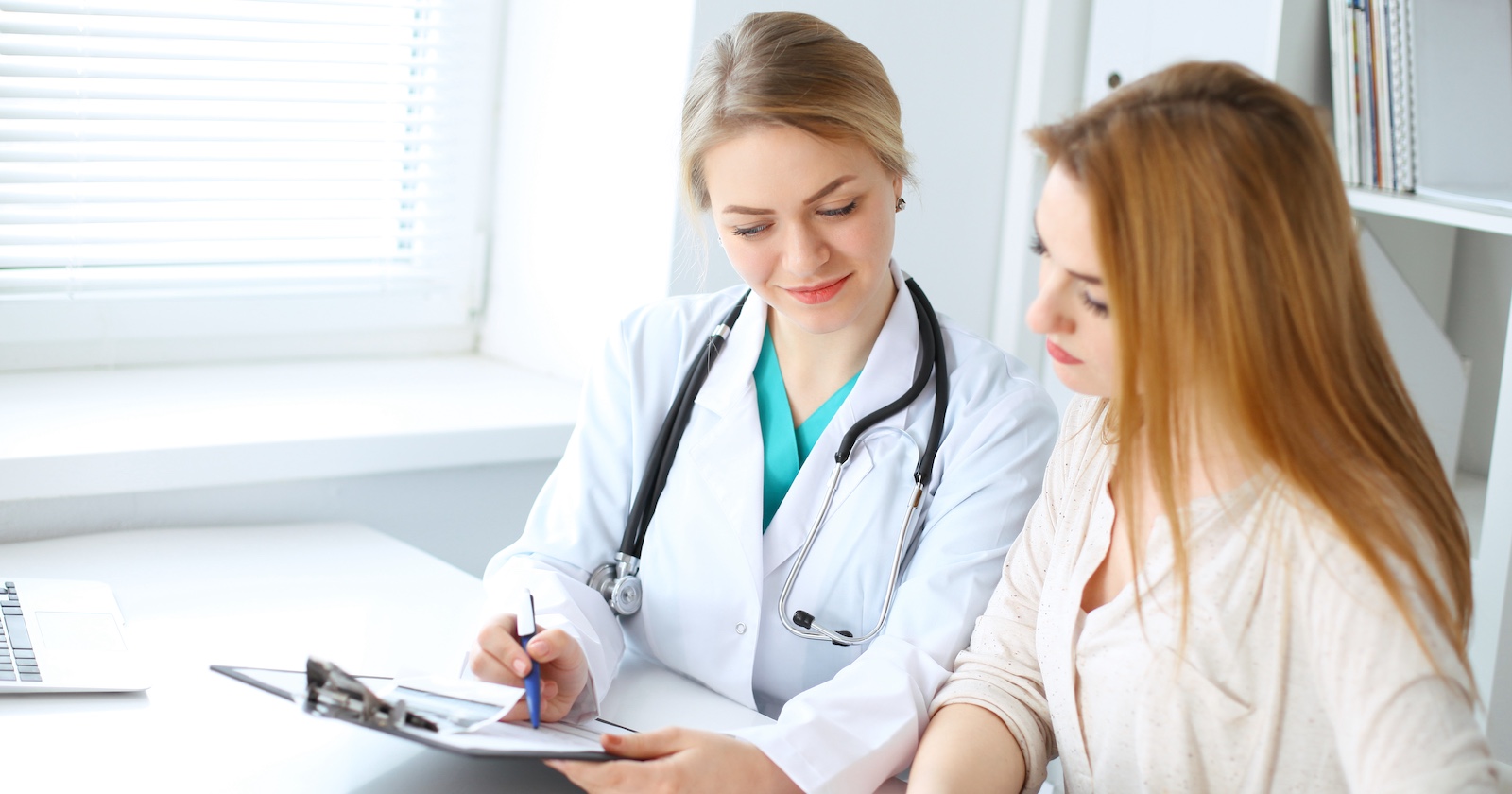 Eine Ärztin und einen Patientin im Gespräch.