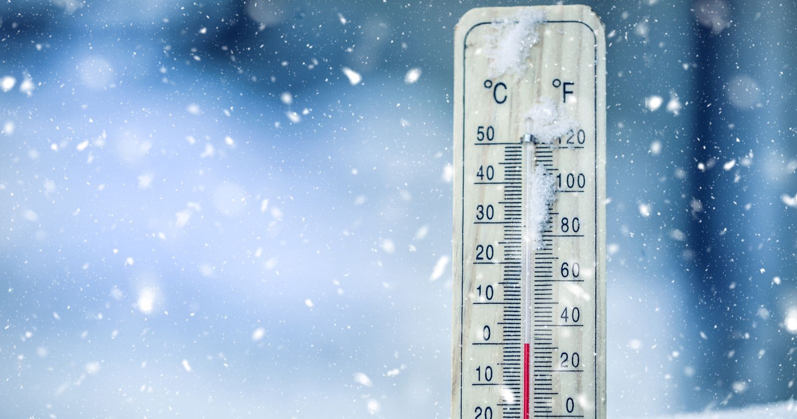 Thermometer steckt im Schnee