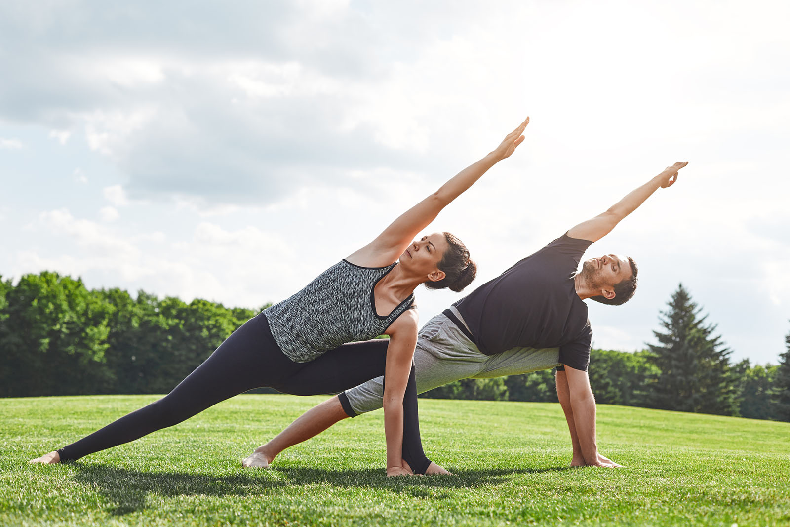 Mann und Frau machen Yoga | Credit: iStock.com/dima_sidelnikov