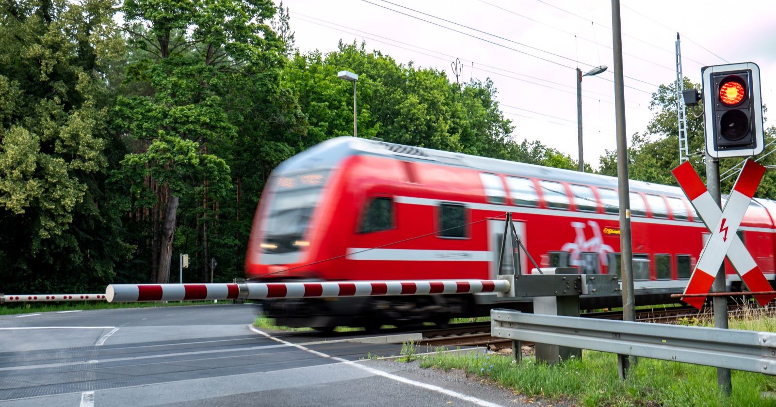 Zug am Bahnübergang