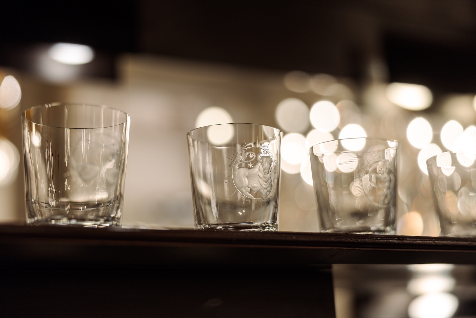 Spiegelnde Trinkgläser auf einem Regal