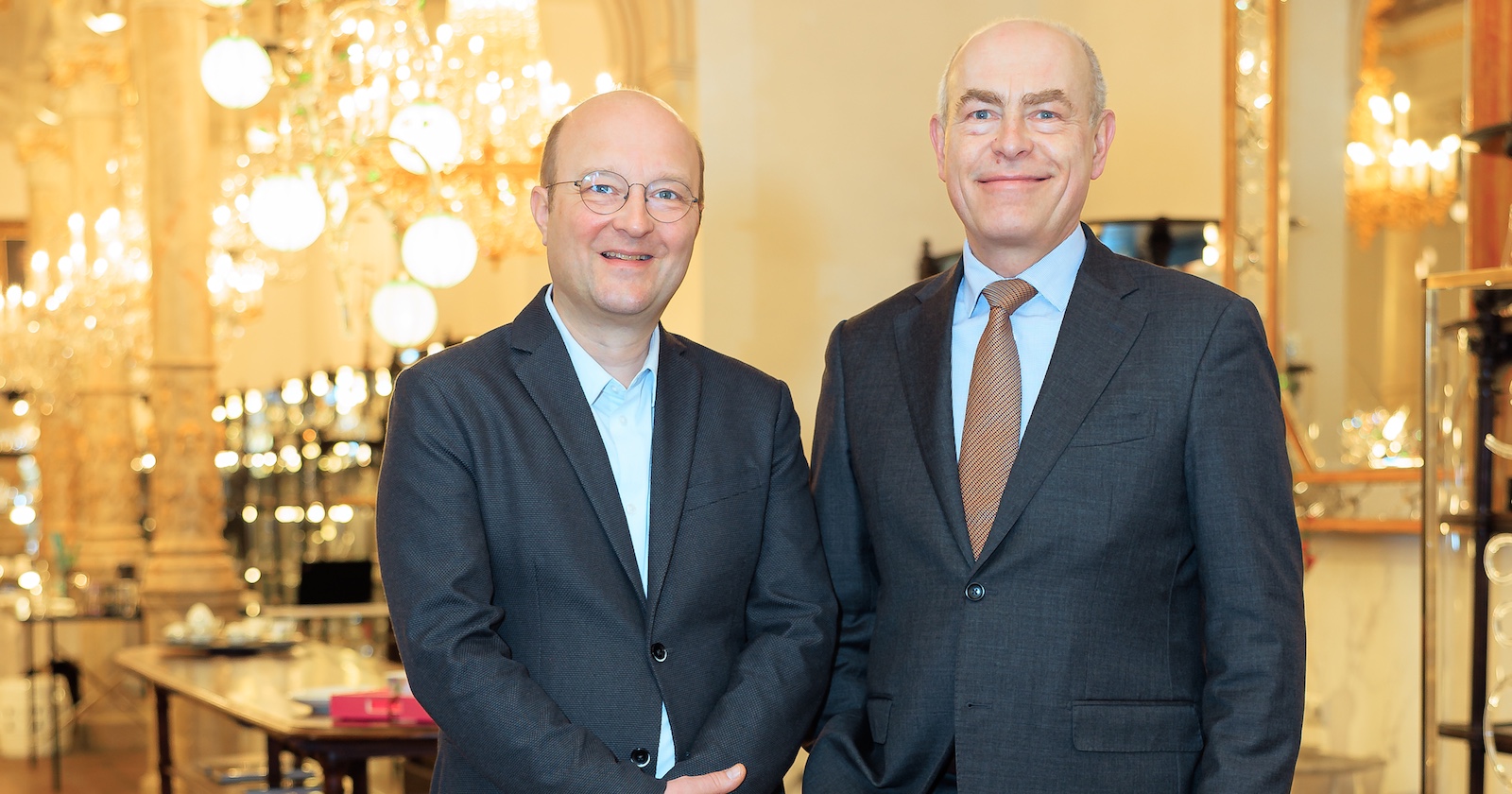 Porträt im Geschäft, nebeneinander stehend