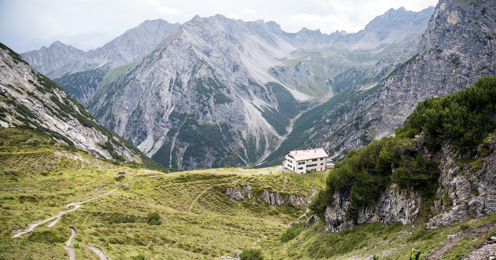 Steiler Wanderweg vor dem Hintergrund der Tiroler Berge | Credit: Tirol Werbung/Dominik Gigler