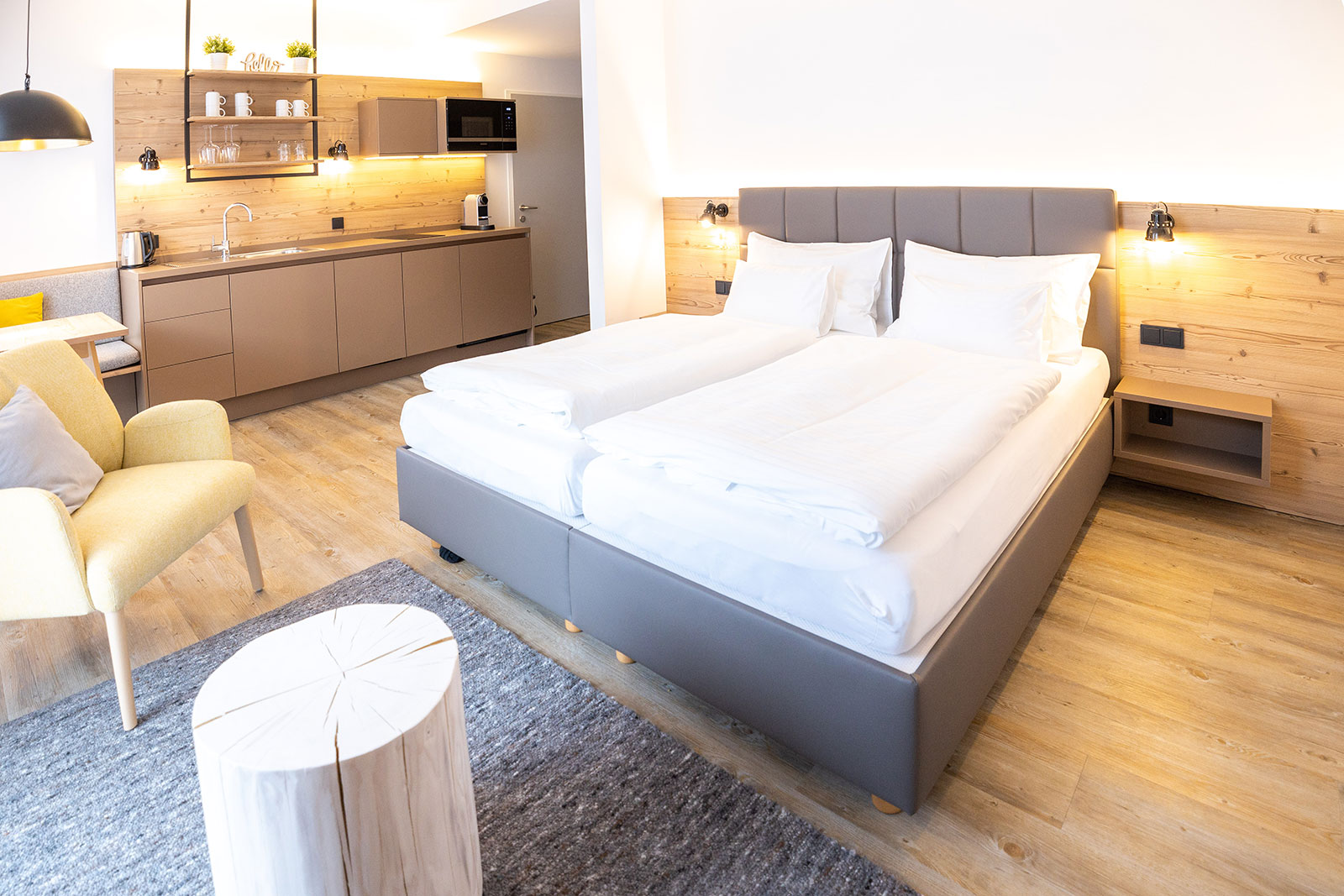 Modern gestaltetes Hotelzimmer | Credit: ALPRIMA Aparthotel Hinterstoder/Daniel Hinterramskogler