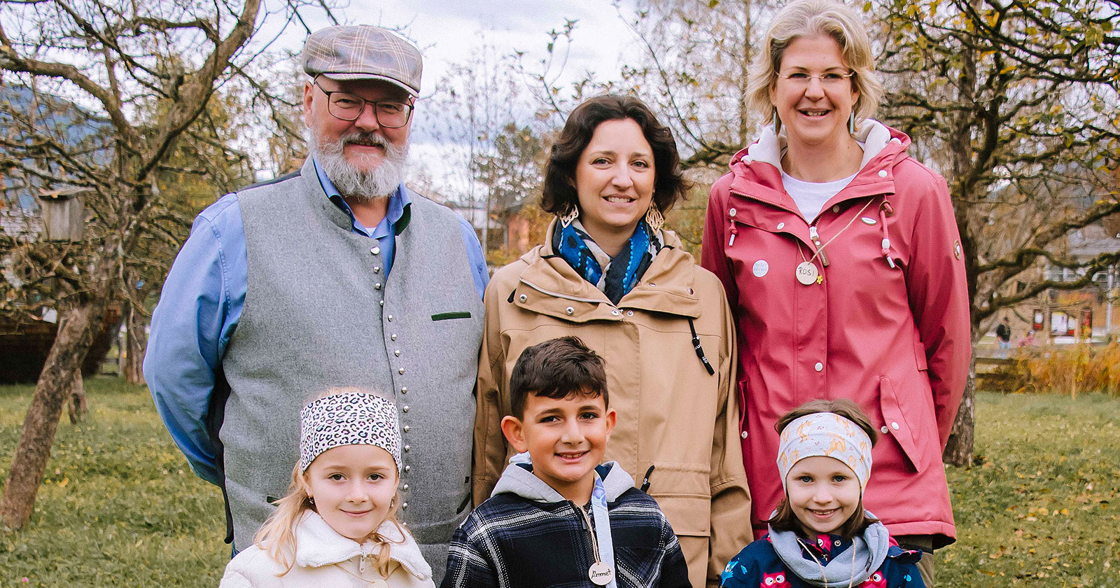Helmut Bacher, Rosi Meusburger und Anna Doblhofer-Bachleitner mit drei Kindern | Credit: Raiffeisen Salzburg/Susanne Bayer Fotografie