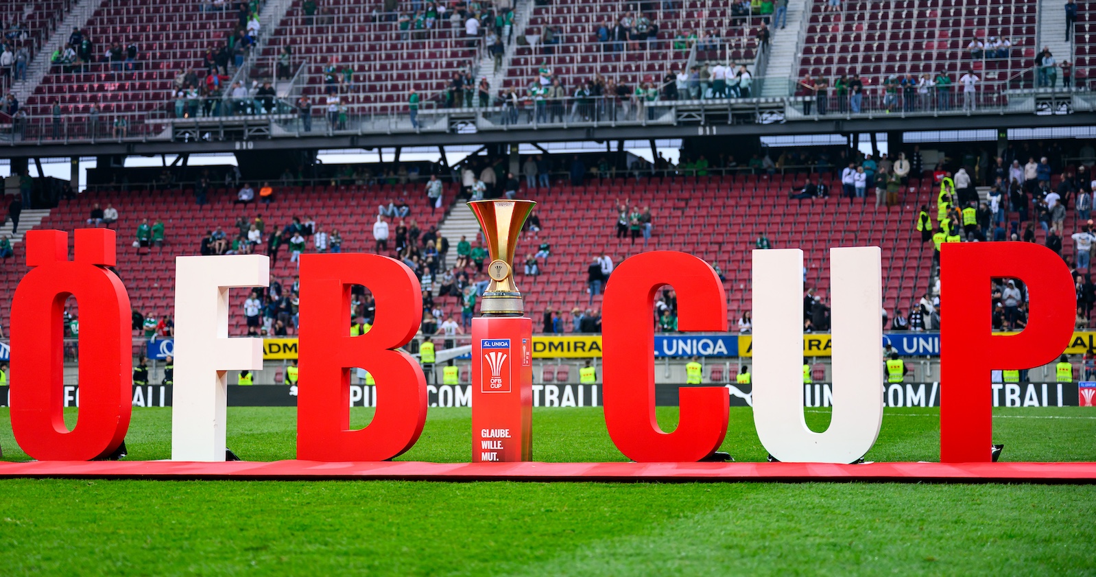 „Godzilla“ hat entschieden: Der tierische Orakel-Star aus dem Haus des Meeres tippte auf Hartberg als Cupsieger.