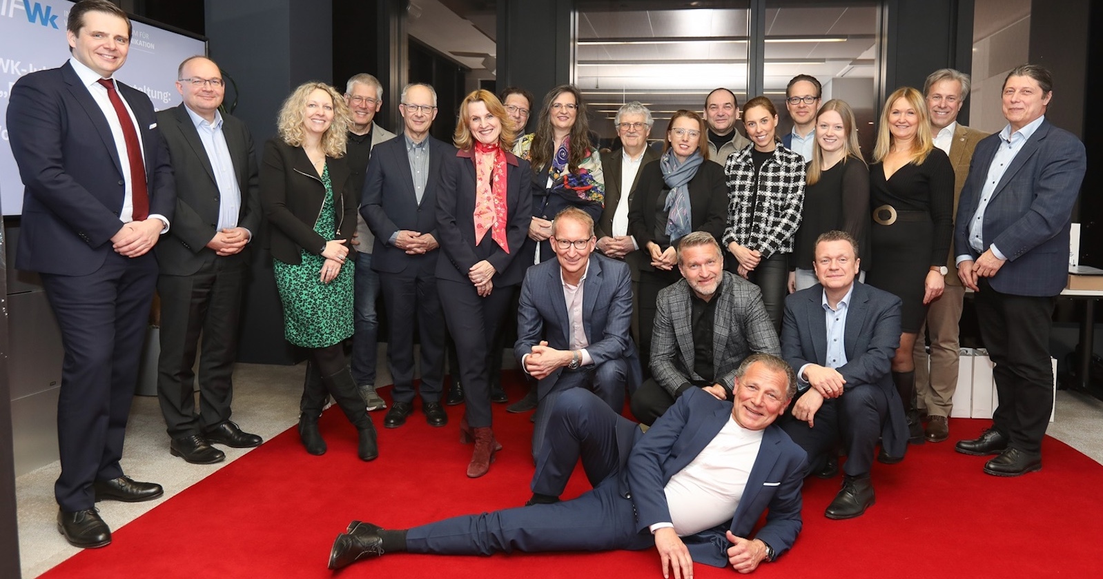 Gruppenbild auf rotem Teppich