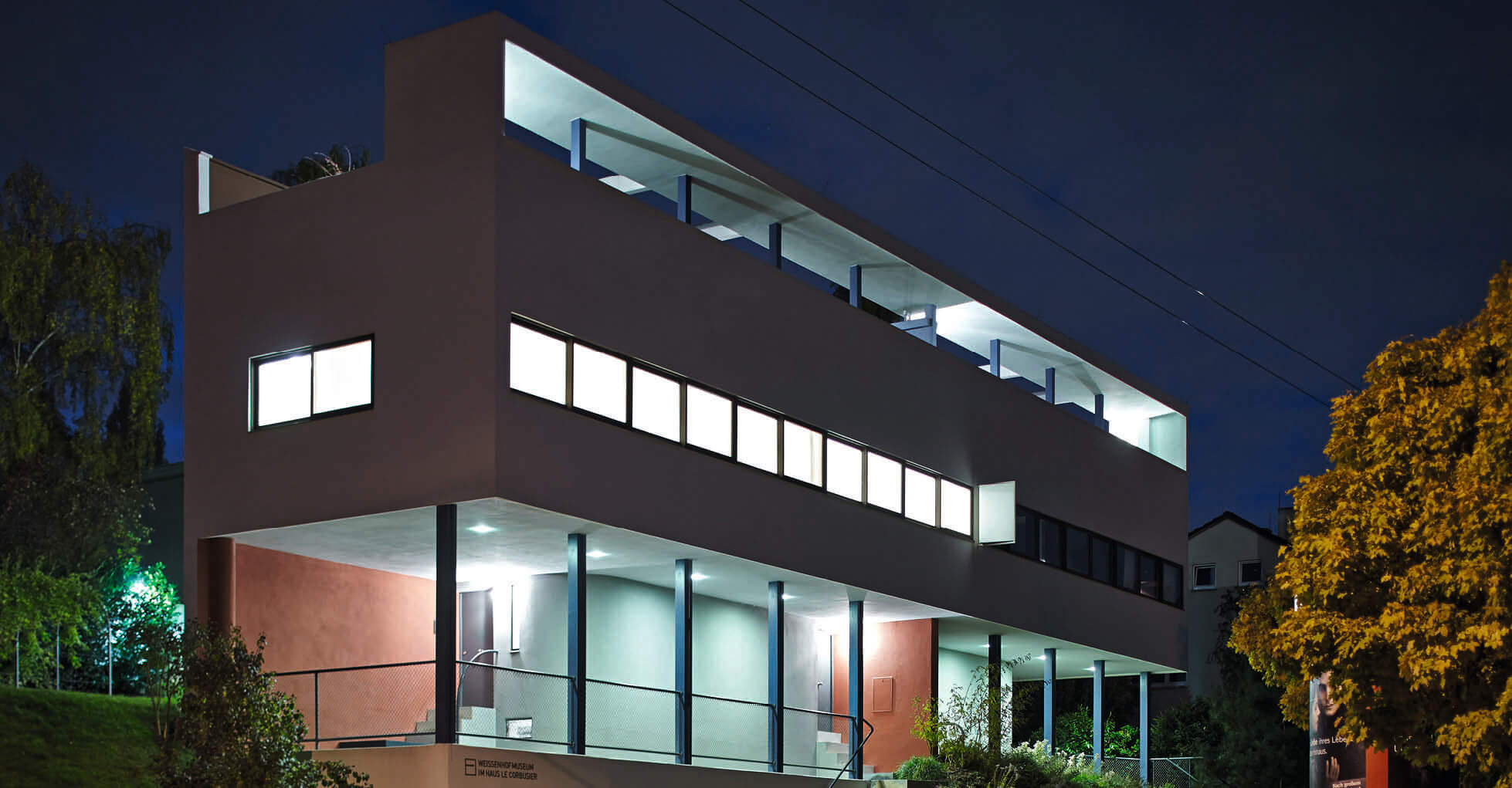 Le Corbusiers moderne Architektur wurde anschaulich im 1927 erbauten Doppelhaus in Stuttgart umgesetzt. ­Einfamilienhäuser sehen hundert Jahre später immer noch ähnlich aus.