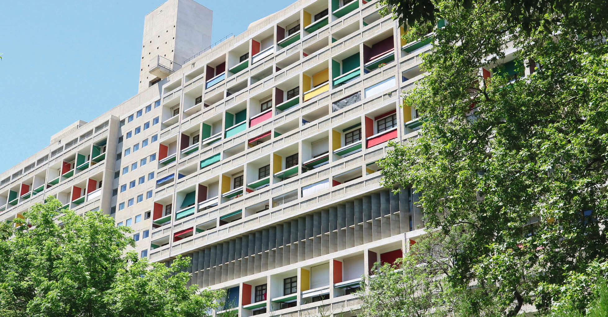 Mit seiner „Wohnmaschine“ wollte Le Corbusier der  breiten Masse leistbare Unterkünfte bieten und stieß damit im zerstörten Nachkriegs-Europa auf Gehör.  Hier eines seiner Wohn- gebäude in Marseille.