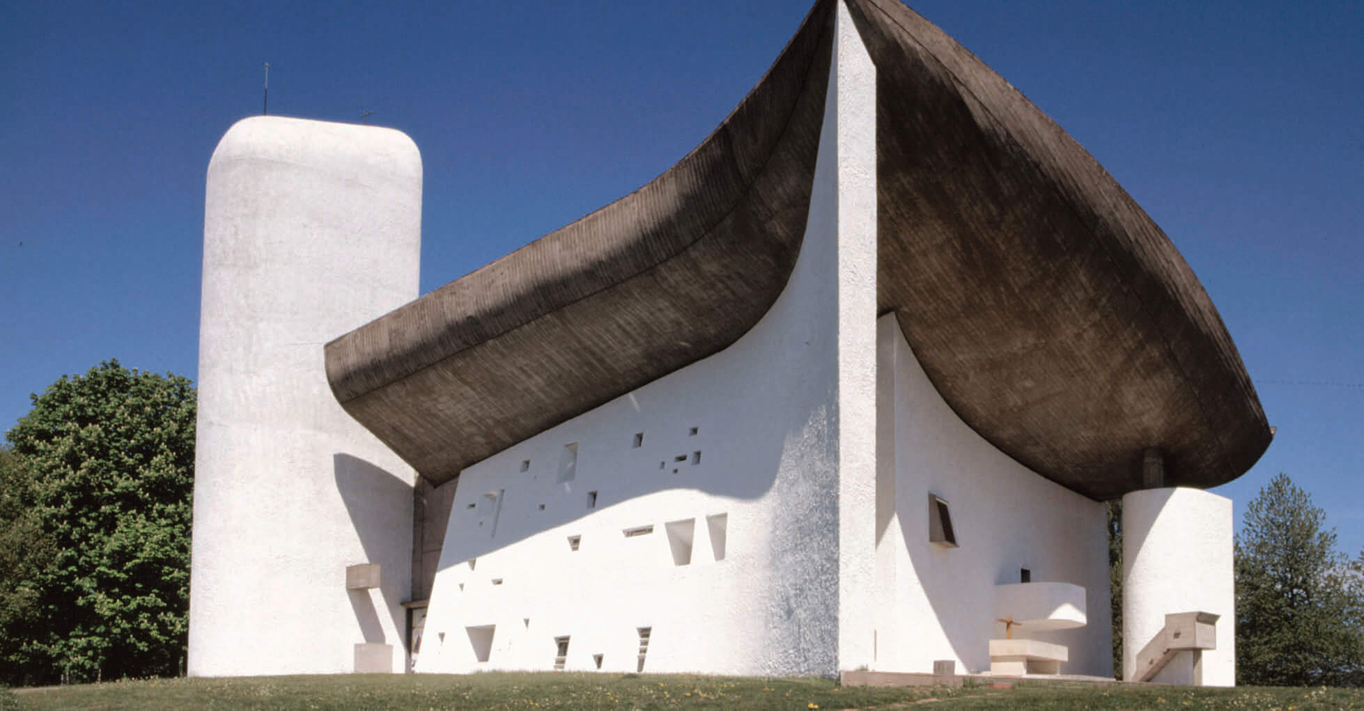 Notre-Dame-du-Haut in Ronchamp stellt eine Abkehr vom Funktionalismus dar. Manche Wegbegleiter bezichtigten ihn daher des Verrats  an den Prinzipien der Moderne.