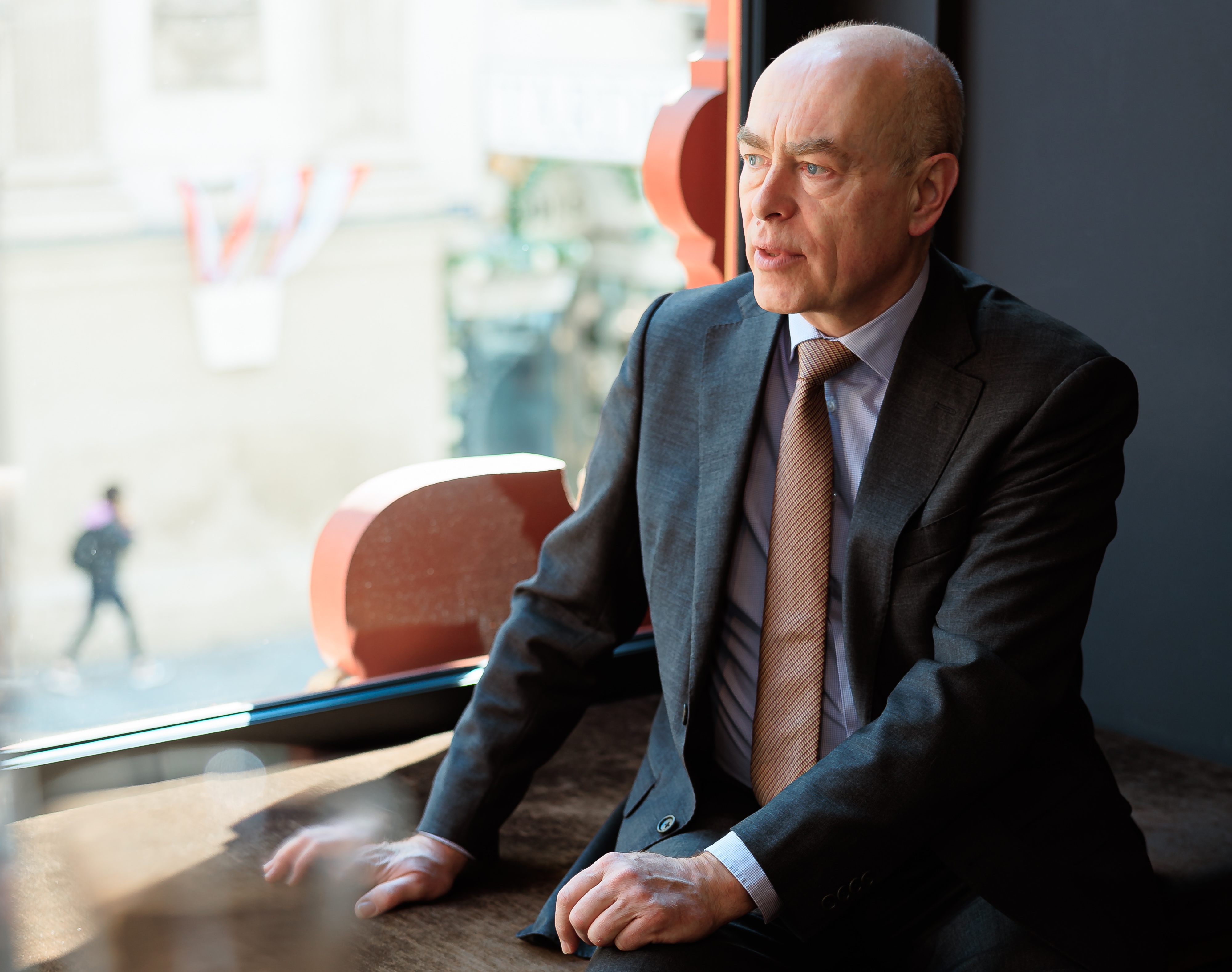 Porträt sitzend und aus dem Fenster schauend