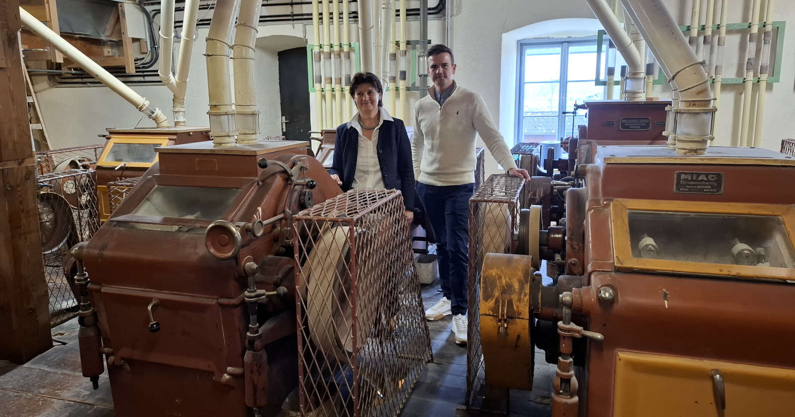 Zwei Menschen in einer Mühle