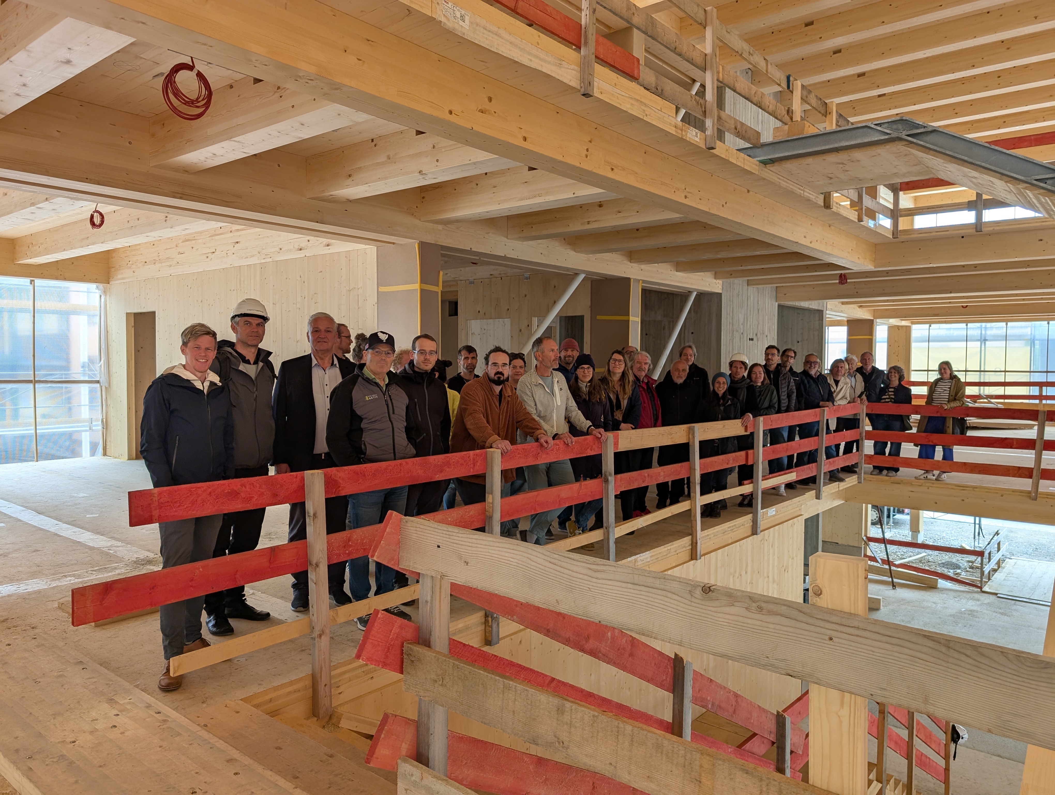Fachpublikum besucht Baustelle der Volksschule Wattens.