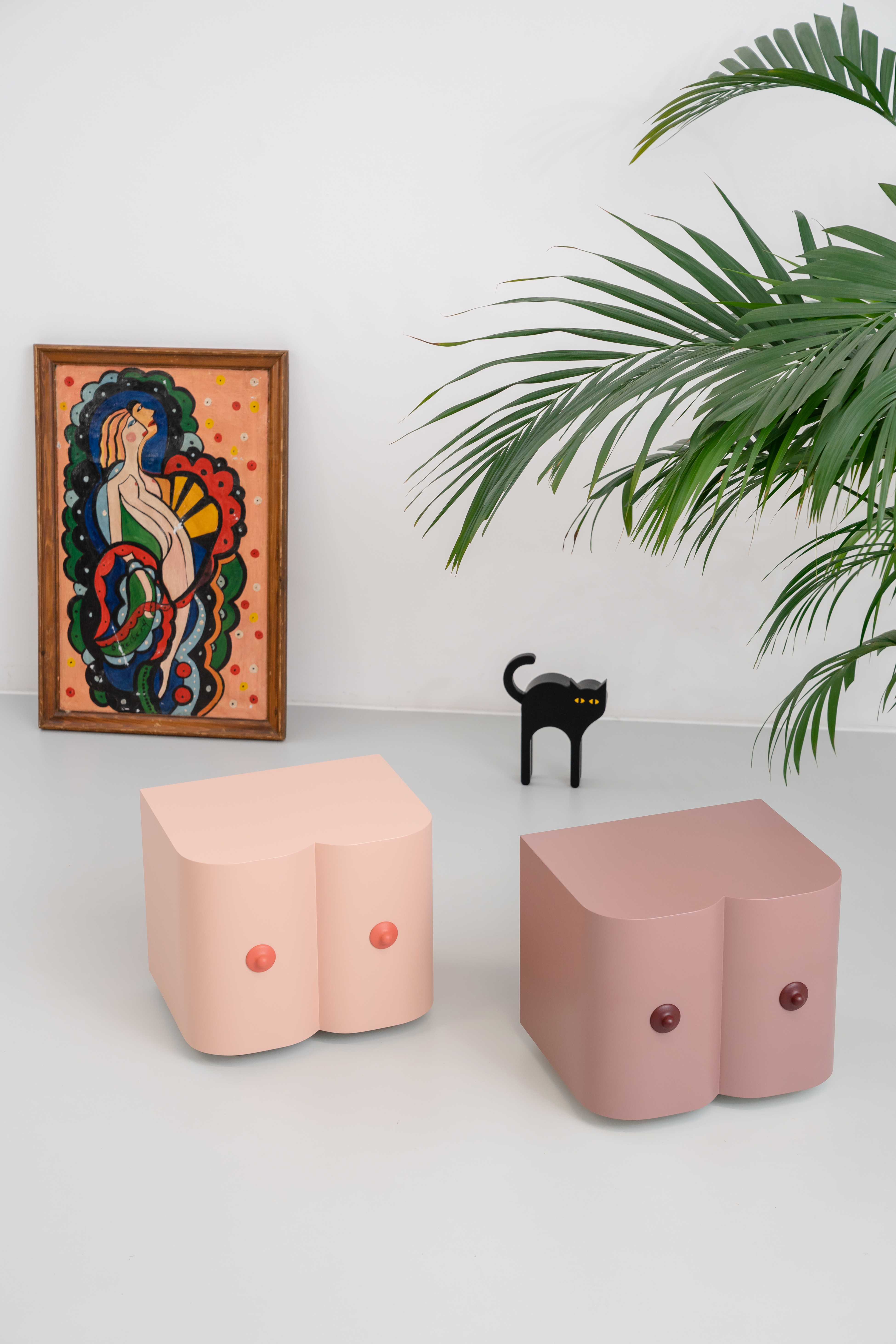 Zwei Hocker in Form von Brüsten stehen nebeneinander