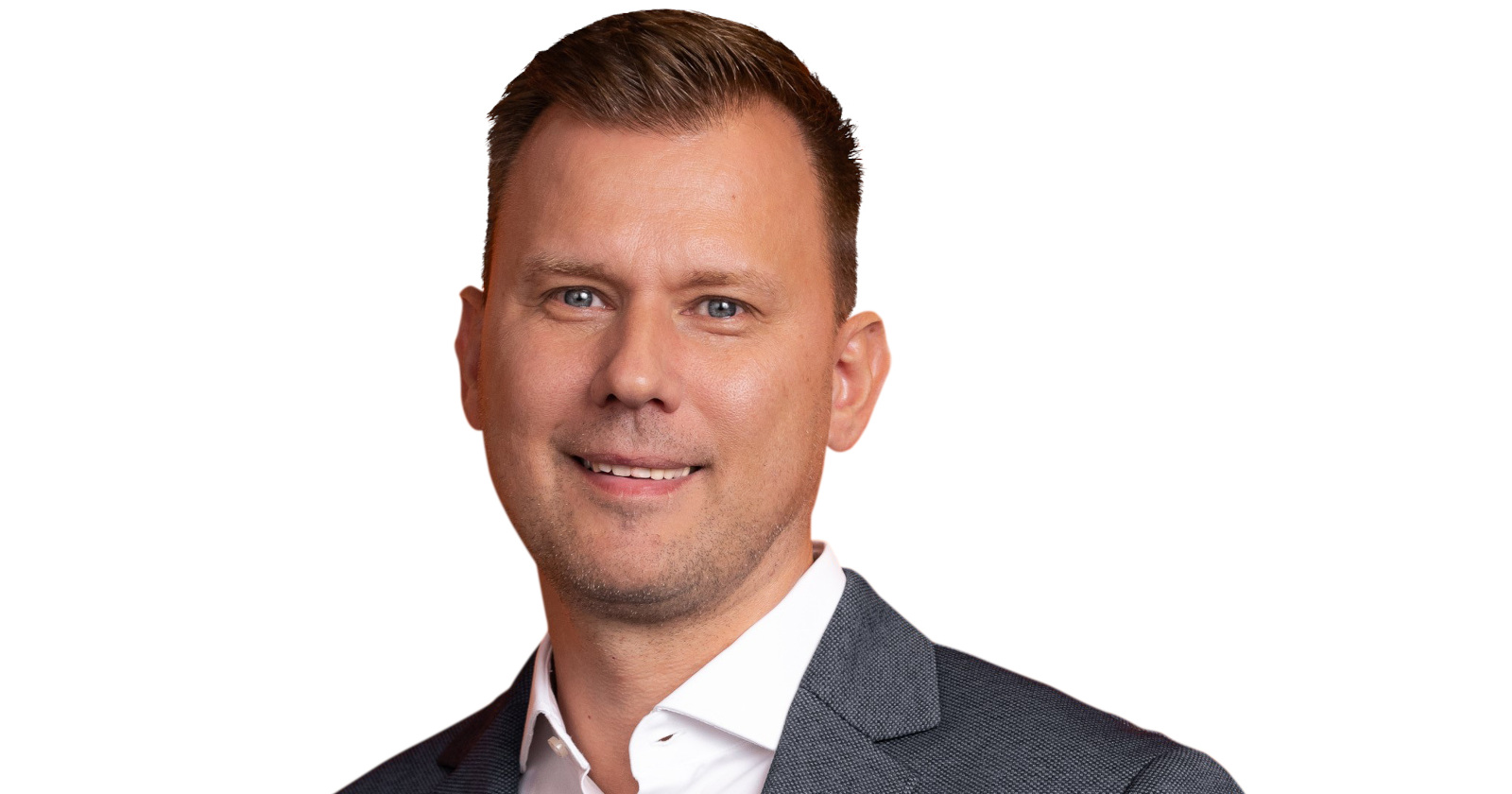 Ein Mann lächelt im Anzug