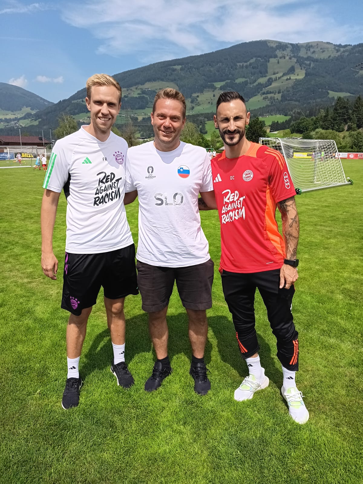 Strahlende Gesichter bei Fabio Rummenigge, Dario Miladic und Diego Contento beim Bayern- Fußballcamp (v. li.).