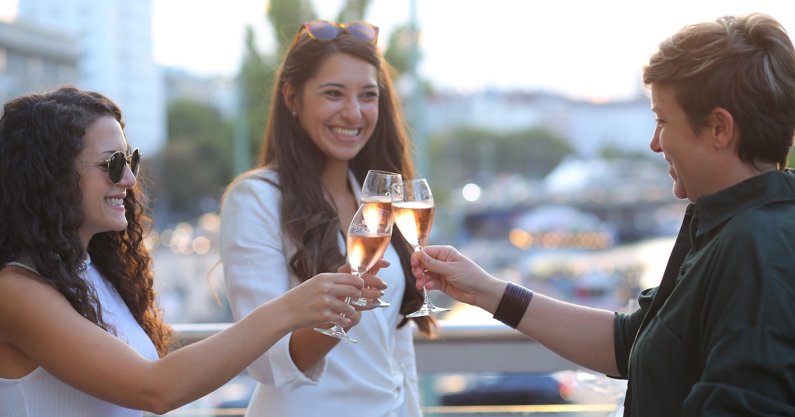 Drei Frauen stoßen miteinander an