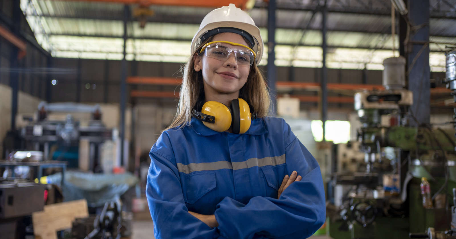 Ein Mädchen mit Schutzausrüstung