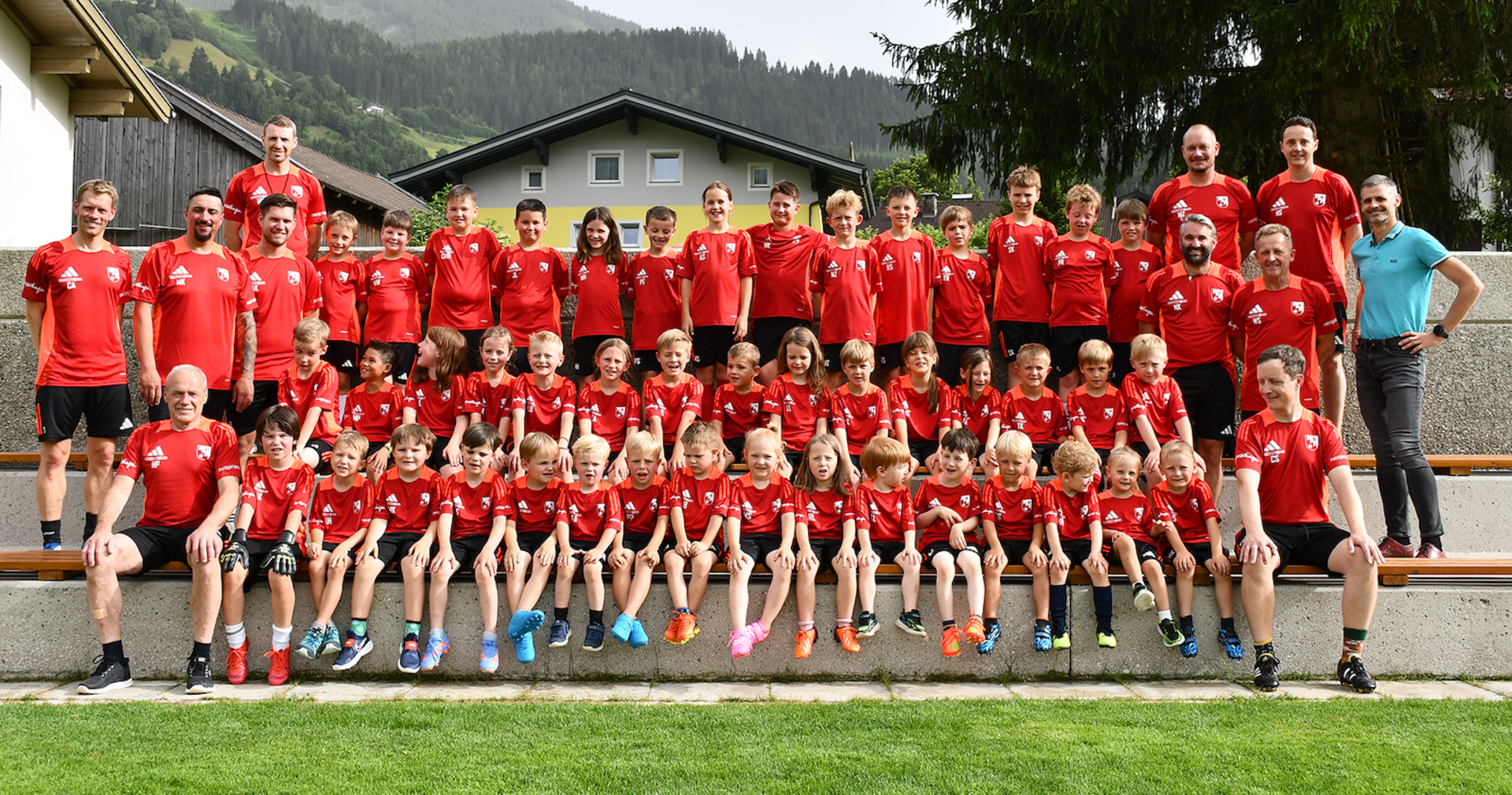 Nachwuchstalente trainieren in Niedernsill unter Anleitung von Bayern-Coaches.