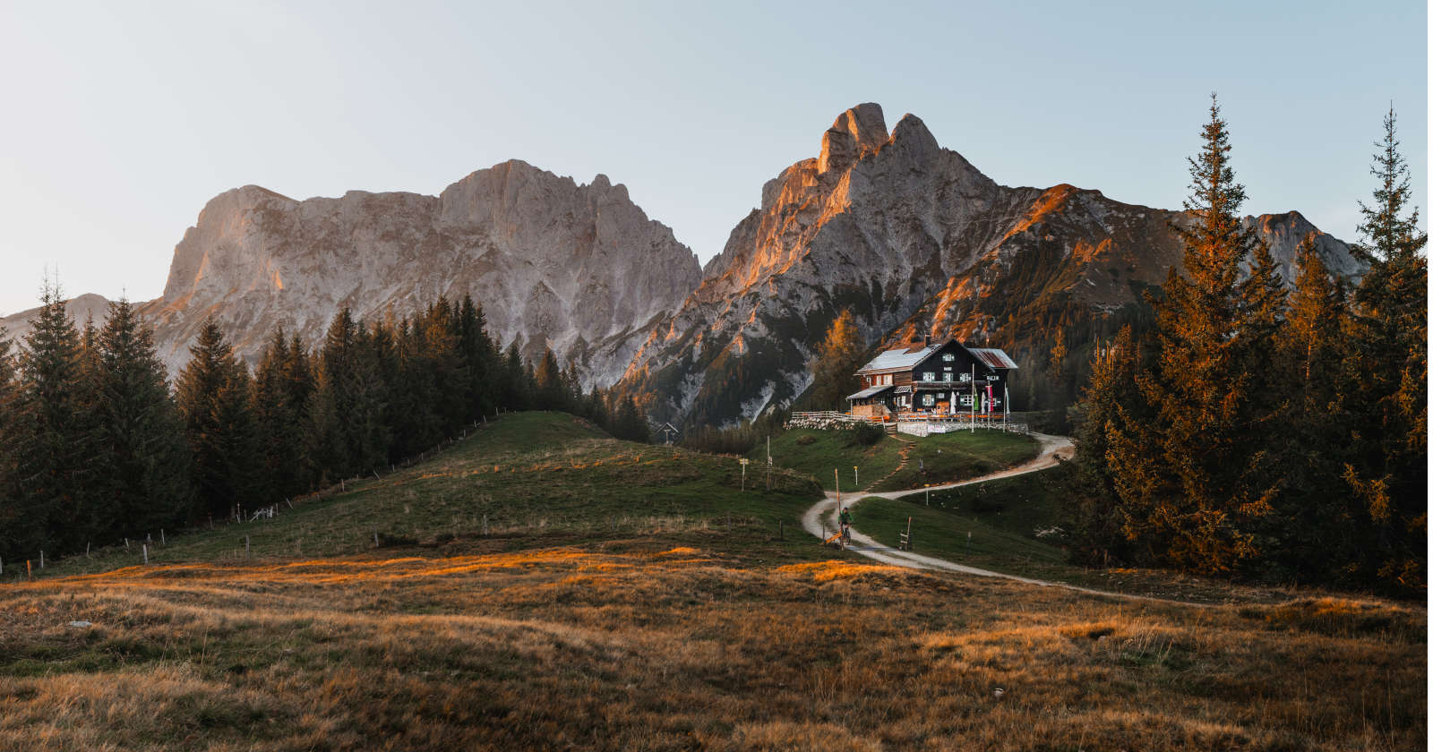 Eine Hütte im Nationalpark, dahinter die Berge