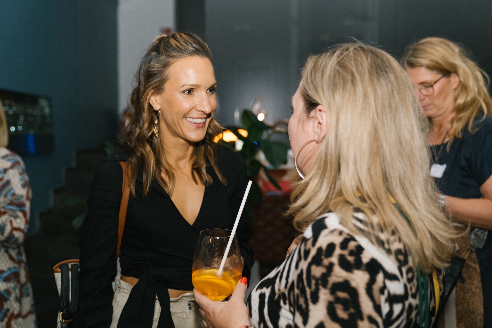 Zwei Frauen  im Gespräch