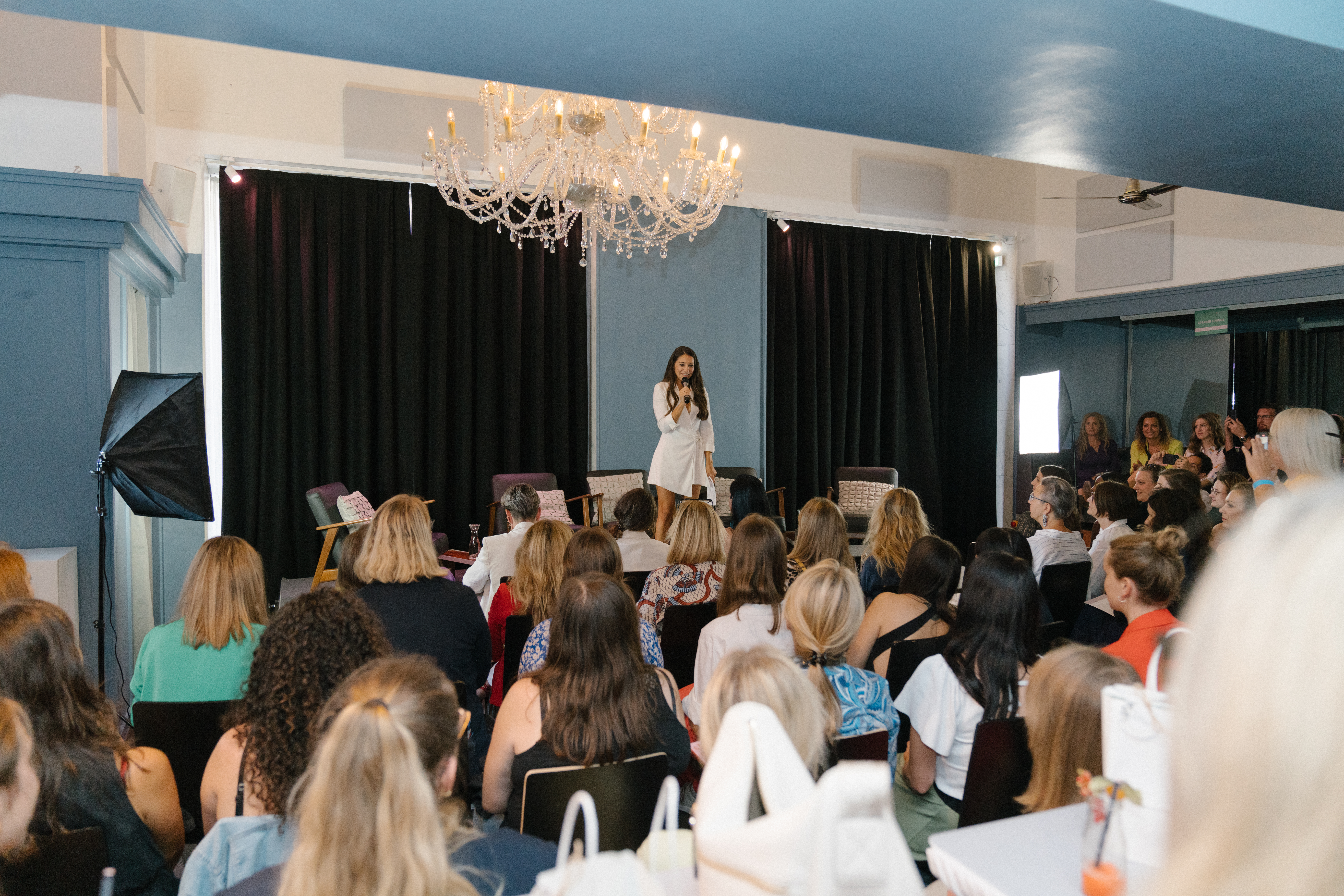 Frau auf Bühne vor Publikum