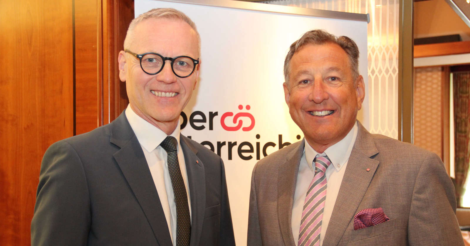 Zwei Männer lächeln