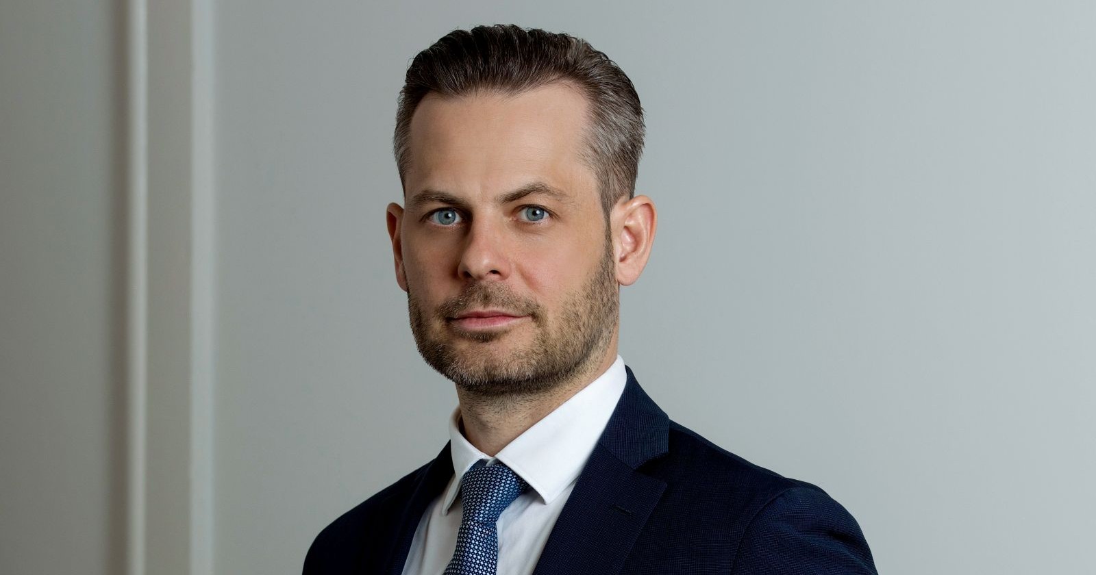 Rechtsanwalt Markus Klepp: Der Jurist hat einen Drei-Tages-Bart und ist mit weißem Hemd, schwarzem Sakko und blauer Krawatte bekleidet.