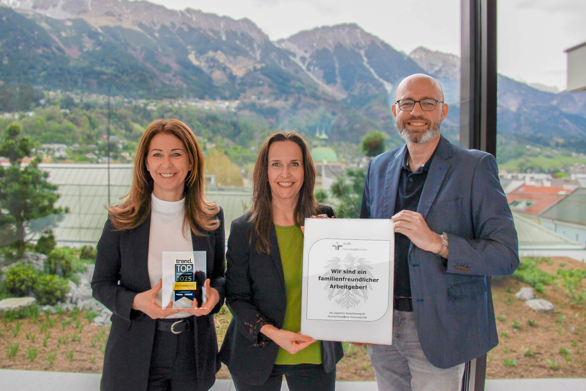 TIROLER-Vorstandsdirektorin Isolde Stieg, Jane Platter (Leiterin Personalmarketing &amp; Personalentwicklung) und Betriebsratsvorsitzender Thomas Klingenschmid freuen sich über die Arbeitgeber-Auszeichnungen.