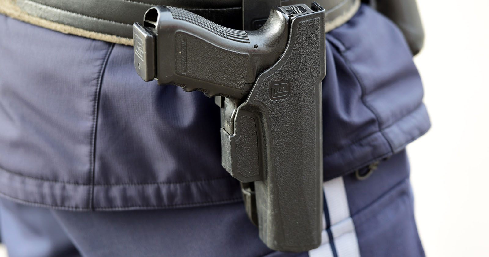Dienstwaffe am Gürtel eines Polizisten