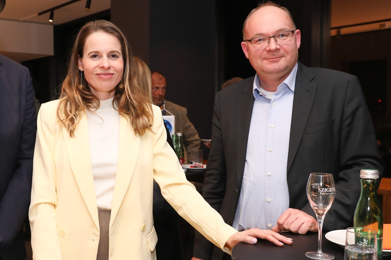 Frau und Mann an Stehtisch