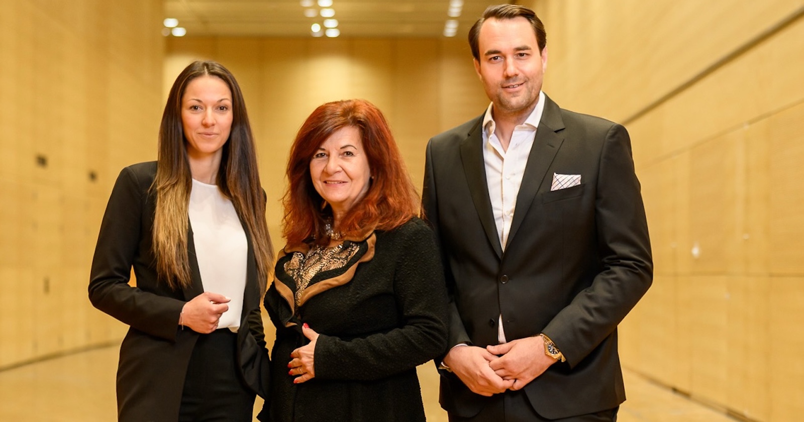 Porträt der drei Personen nebeneinander stehend