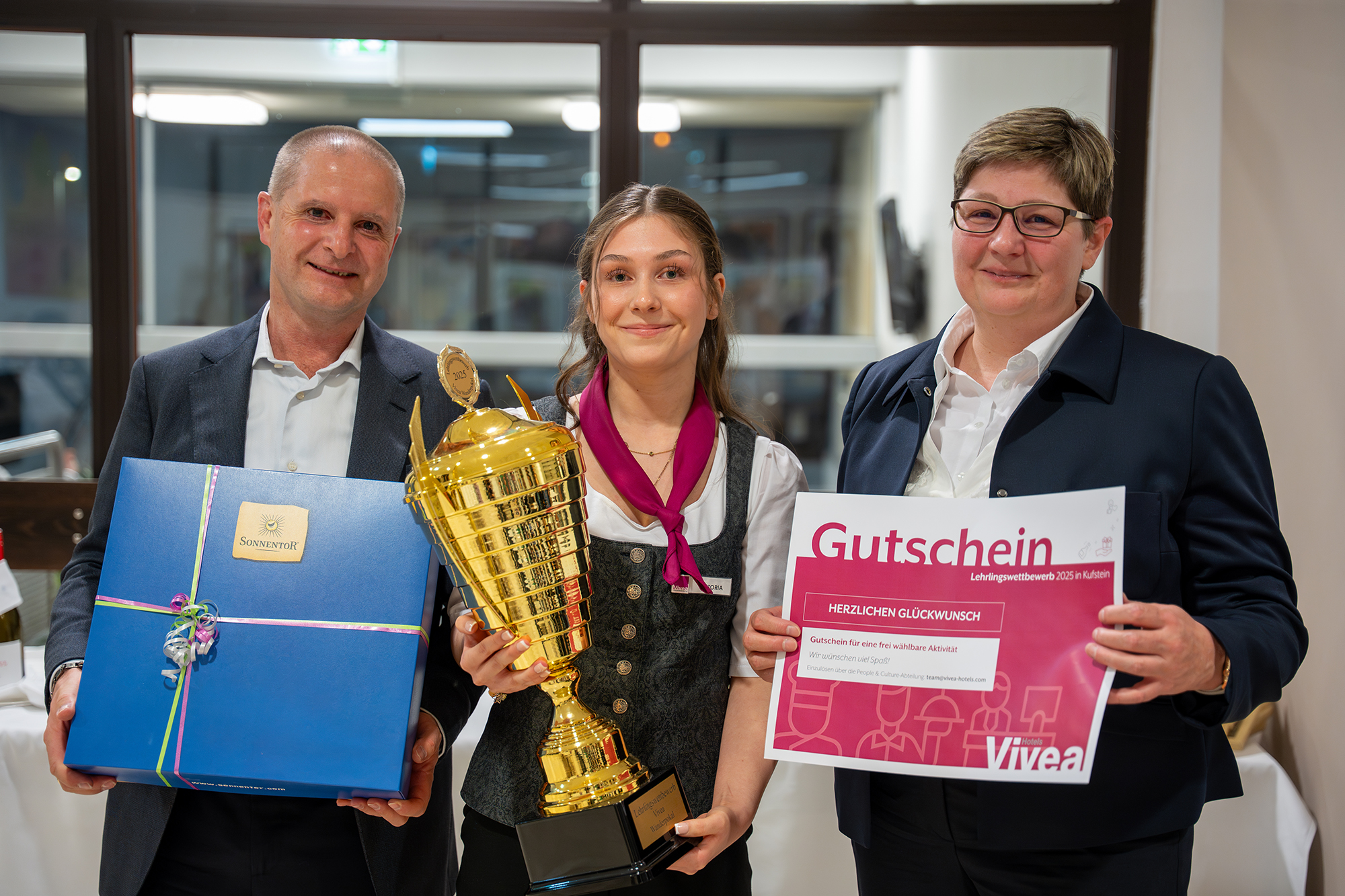 KR Mag. Engelbert Künig, MBA, Victoria Stocker (erstplatziert), Direktorin Maria Wagenhofer (v.li.).