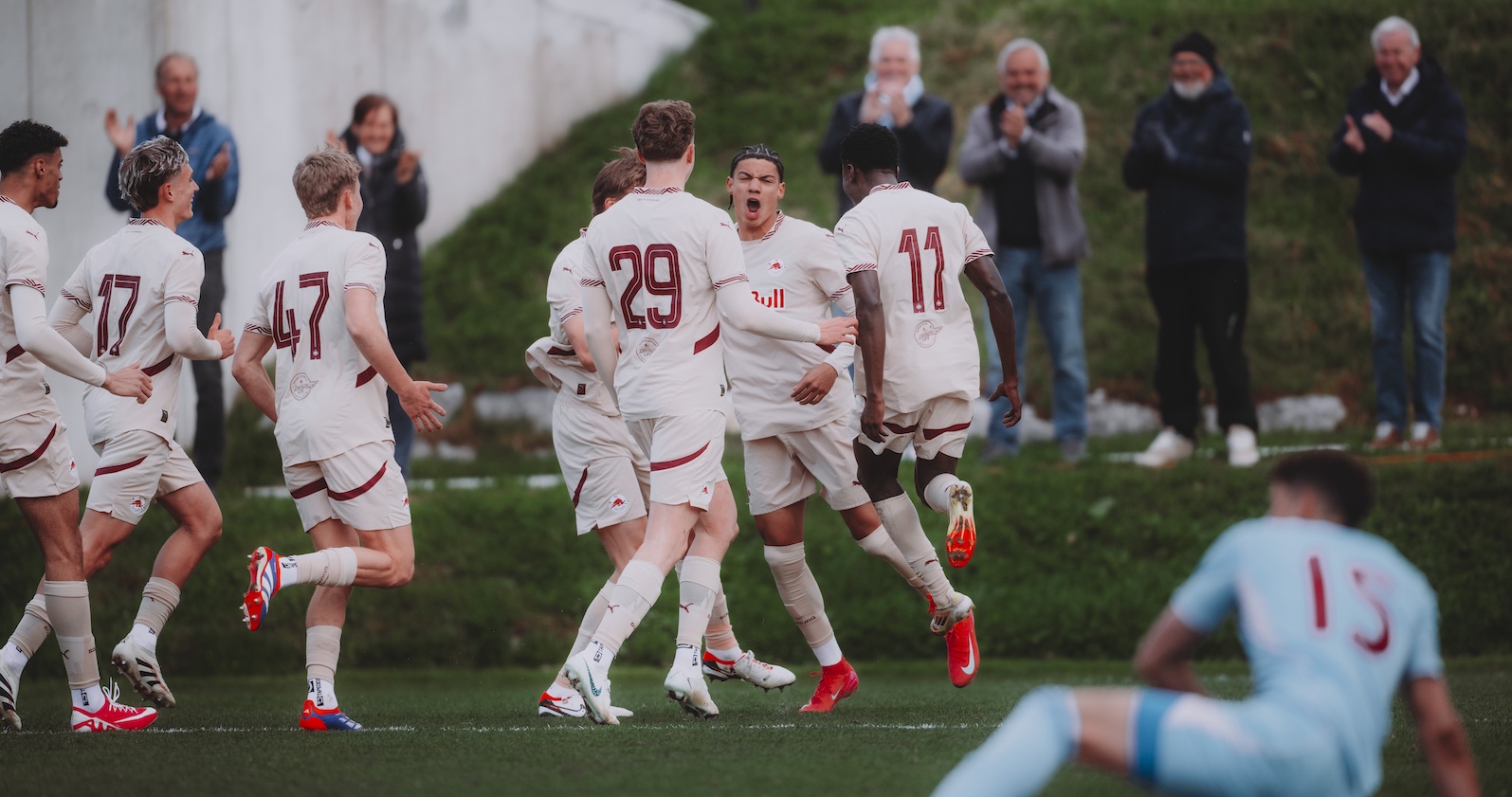 Salzburgs Nachwuchs kämpft in Nyon um den Finaleinzug – der zweite Titel ist zum Greifen nah.