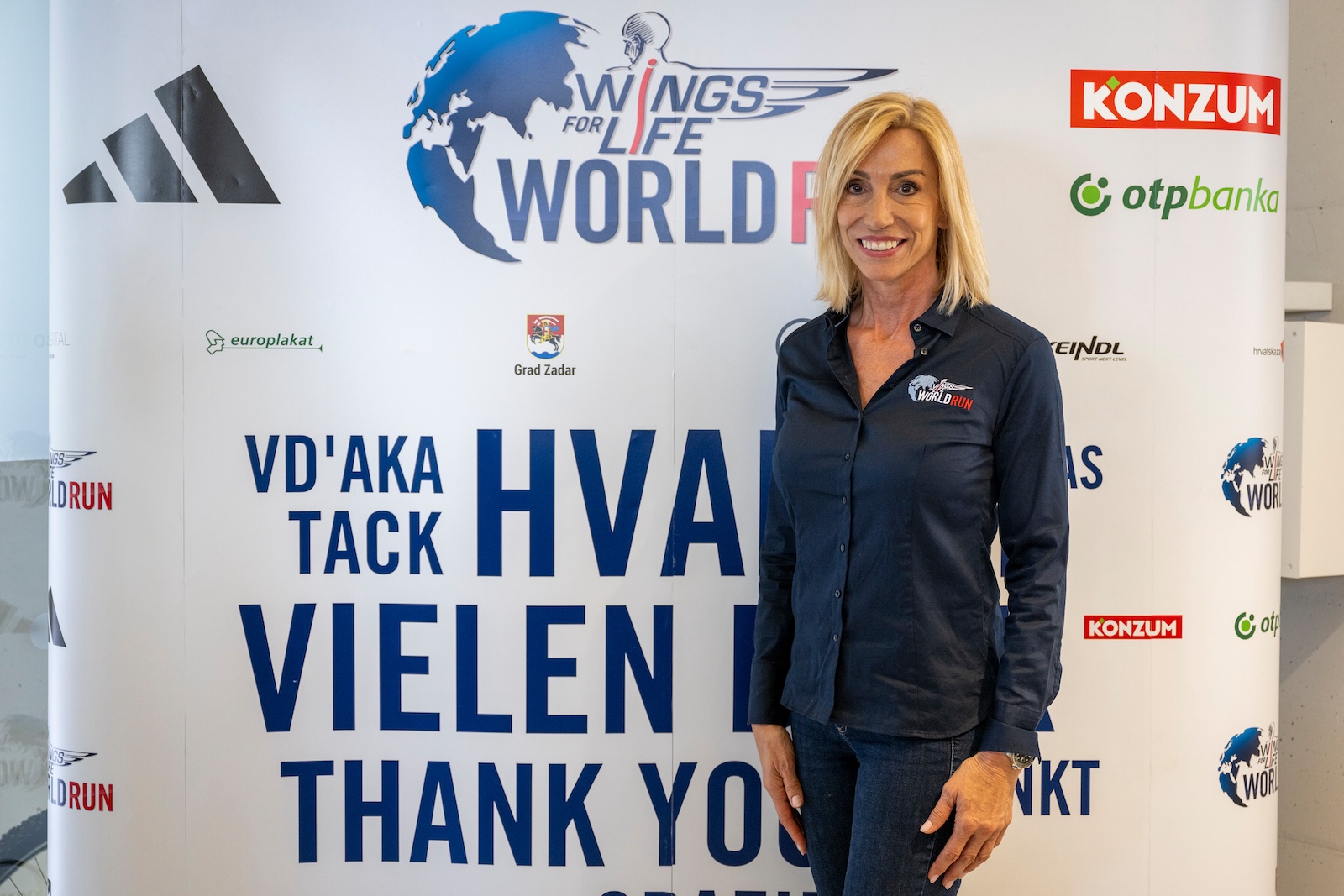 Anita Gerhardter vor einem Wings for Life-Plakat.